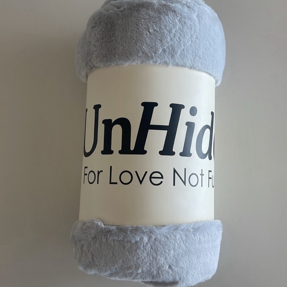 NWT Unhide Lil Marshmallow 50 x 60 Silver